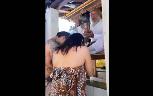 Jerinx Melukat Jerinx dan Nora melakukan ritual Melukat usai bebas dari penjara, Selasa (8/6/2021). (Foto: iNews/Indira Arri)