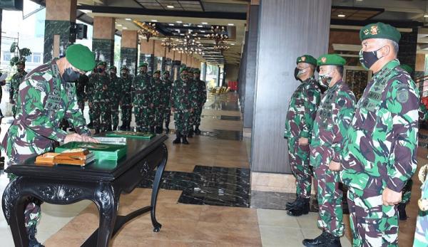 KSAD Andika KSAD Jenderal TNI Andika Perkasa memimpin acara Serah Terima Jabatan (Sertijab) Pangkostrad dan lima pejabat teras lainnya. (Foto dok Dispenad).