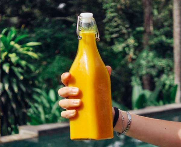 Membuat Jamu Kulit Manggis (Foto: Instagram @wellnesswithbrina)