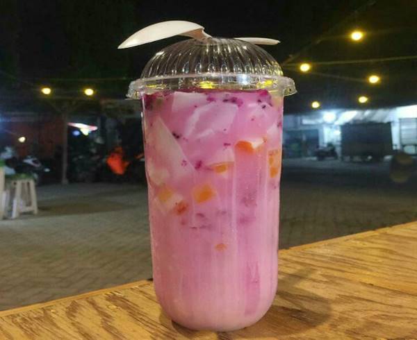 Mencicipi Es Kopyor Buatan (Foto: Instagram @cafe.tema)