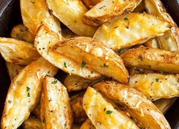 Mencicipi Potato Wedges yang Lezat (Foto: Instagram @chefdevagisanmugam)
