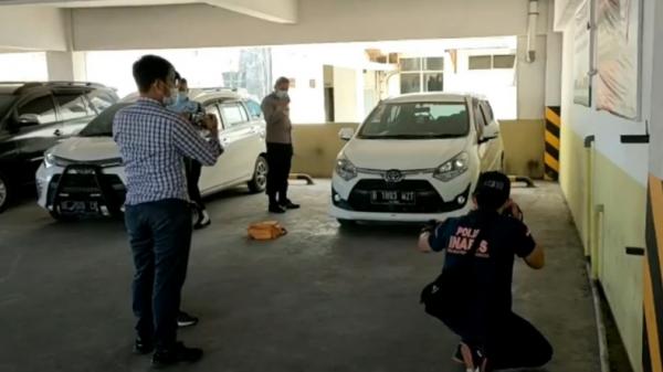 TNI AU diduga ditembak Polisi melakukan pemeriksaan di dalam mobil prajurit TNI AU di Bandarlampung yang diduga menjadi korban penembakan (Andres Afandi/iNews)