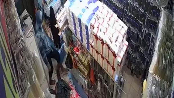 Boicah SMP di Padang nekat melompati penjaga toko Boicah SMP di Padang nekat melompati penjaga toko saat mencuri di sebuah toko aksesoris ponsel (Budi Sunandar/iNews)