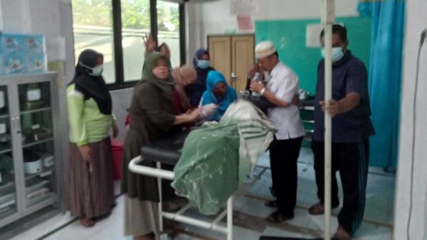Pendaki perempuan yang hilang di Gunung Abbo, Kabupaten Maros, dirawat di puskesmasn. (Foto: MPI/Herman Kambuna)