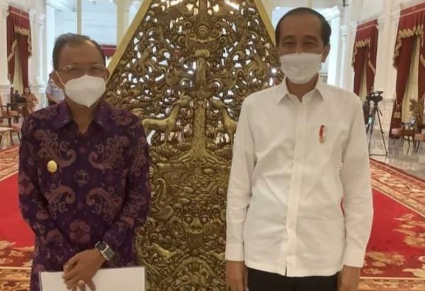 Gubernur Bali Wayan Koster saat bertemu Presiden Jokowi di Istana Negara. (Foto: ist)