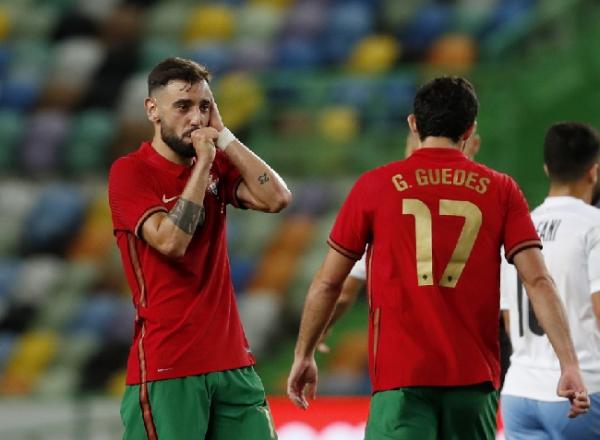 Bruno Fernandes jadi bintang kemenangan Portugal atas Israel. Portugal menang 4 gol tanpa balas. (foto: Reuters)