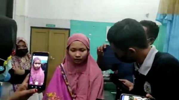 Eva menjalani perawatan di ruangan rumah sakit. (Foto: iNews/Herman).