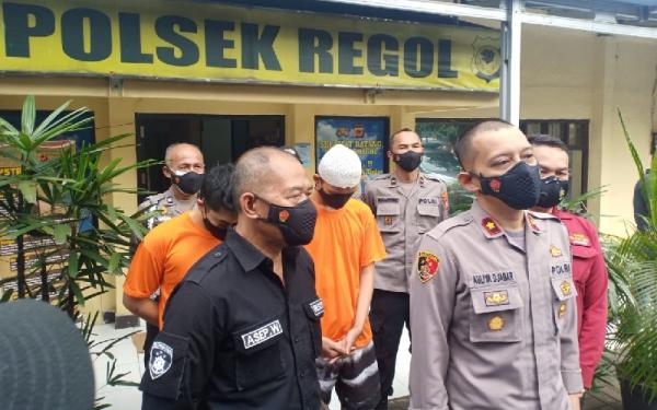 PENGUTIL1 Kapolsek Regol Kompol Aulia Djabar didampingi Kanit Reskrim AKP Acep Wahidin menunjukkan kedua tersangka Willy dan Ihsan. (Foto: Agus Warsudi)