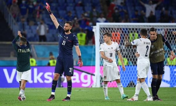 Donnarumma 1 Gianluigi Donnarumma berhasil menjaga gawang Italia tetap suci di laga pembuka Euro 2020. Italia menang 3-0 atas Turki (foto: Football Italia)