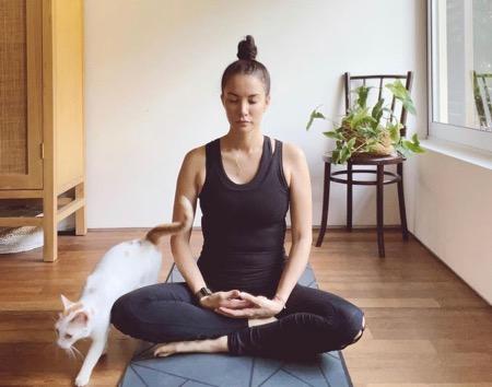 Nadya Hutagalung Nadya rutin melakukan yoga dan meditasi.