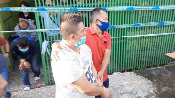OBAT ILEGAL TASIKMALAYA Para tesangka yang ditangkap karena memproduksi obat ilegal di Kota Tasikmalaya. (Foto: iNews/Asep Juhariyono)