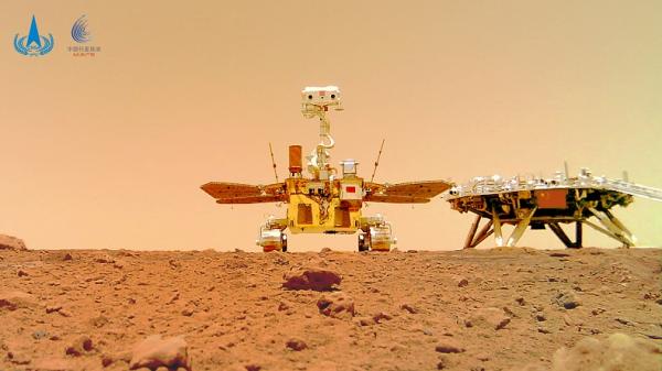 Penjelajah Zhurong di permukaan Plante Mars. (Foto: Reuters)