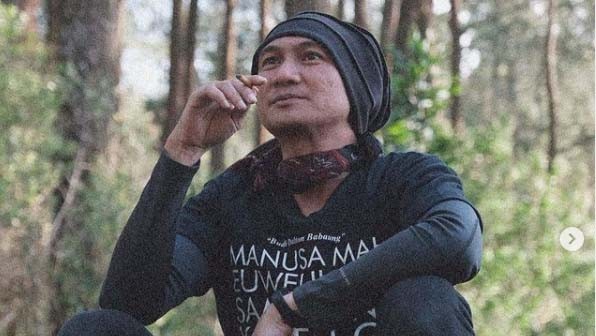 Penyanyi Anji di Polrestro Jakarta Barat usai ditangkap di Cibubur, Jakarta Timur, Jumat (11/6/2021) atas kasus dugaan penyalahgunaan narkoba. (Foto: Istimewa).