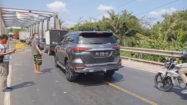 Jembatan rusak Jembatan yang berada di Jalan Lintas Tengah Sumatera tepatnya di Kecamatan Abung Kunang, Lampung Utara kembali rusak (Jimi Irawan/iNews)