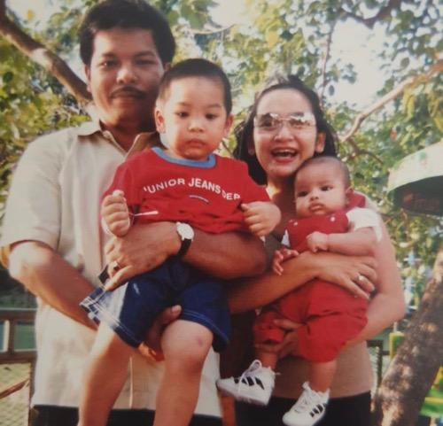 Chicha Koeswoyo bersama suami dan kedua anaknya.