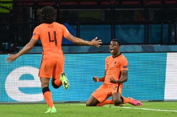 Denzel Dumfries Bek Timnas Belanda, Denzel Dumfries merayakan gol yang dicetak ke gawang Ukraina. Dia terpilih menjadi pemain terbaik di laga Belanda kontra Ukraina. (foto: Reuters)