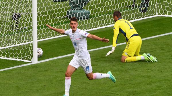 Patrik Schick 1 Striker Timnas Republik Ceko Patrik Schick mencetak gol spektakuler saat melawan Skotlandia pada matchday pertama Grup D Euro 2020, Senin (14/6/2021) malam WIB. (Foto: Reuters)