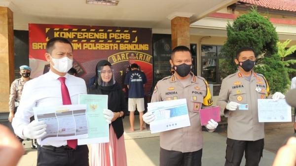 PEMALSUAN DOKUMEN BANDUNG1 Kapolresta Bandung Kombes Pol Hendra Kurniawan menunjukkan barang bukti kasus pemalsuan dokumen penting yang dilakukan tersangka RFH, RMK, dan MBI. (Foto: Humas Polresta Bandung)