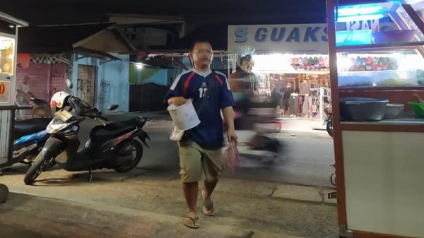 Pengamen Ondel iNewsid Pengamen ondel-ondel di Pamulang, Tangerang Selatan, Minggu (13/6/2021). (Foto: iNews.id).