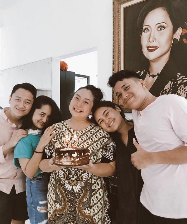 IMG 5347 Ira tampak menghabiskan momen spesialnya bersama keempat anaknya. (Foto: Instagram)