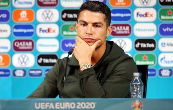 Cristiano Ronaldo saat konferensi pers jelang laga melawan Hungaria. (Foto: Give Me Sport)