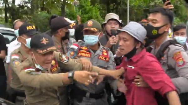 Mobil Bupati Lampung Utara diadang demonstran Mobil Bupati Lampung Utara diadang pengunjuk rasa, Selasa (15/6/2021) (Jimi Irawan/MNC Portal)