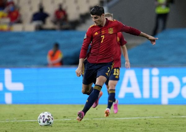 Alvaro Morata menjadi sorotan dalam laga Spanyol melawan Swedia di grup E Euro 2020. Pasalnya, Morata tak bisa memanfaatkan perluang emas. (foto: Reuters)