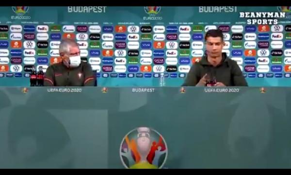 Bintang Portugal, Cristiano Ronaldo menyingkirkan minuman bersoda yang disuguhkan oleh penyelenggara Euro 2020. Dia meminta diganti air mineral.(foto: Twitter)