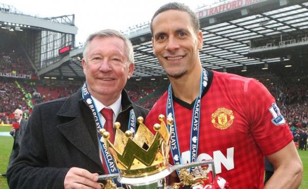 Sir Alex Ferguson dan Rio Ferdinand saat merayakan gelar juara Liga Inggris di Manchester United. (Foto: Manchester Evening News)