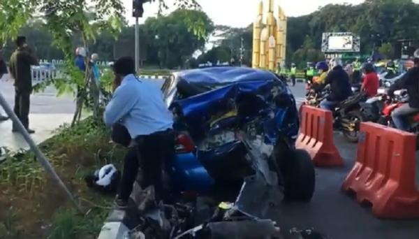 Tabrakan Maut Digulis 2 Tabrakan beruntun di Bundaran Digulis Pontianak melibatkan lima kendaraan dan menewaskan seorang pengendara motor. (Foto: iNews.id/Uun Yuniar)