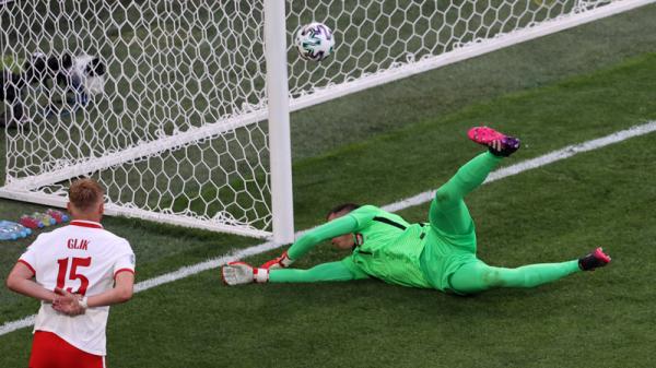 Wojciech Szczesny Wojciech Szczesny bikin gol bunuh diri saat Polandia dipermalukan Slovakia 1-2 pada laga pembuka Grup E Euro 2020, Senin (14/6/2021) malam WIB. (Foto: Reuters)
