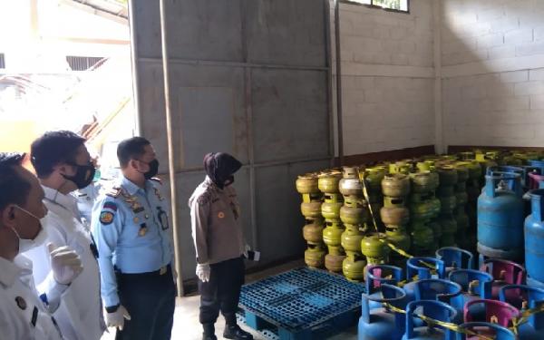 Barang bukti tabung gas yang disita Subdit I Ditreskrimsus Polda Jabar dari tersangka KPH. (Foto: Polda Jabar)