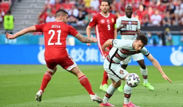 Guerreiro berhadapan dengan Endre Botka Guerreiro berhadapan dengan Endre Botka pada laga perdana Grup F Piala Eropa 2020. (Foto: Reuters).