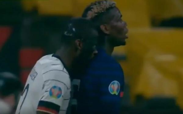 Paul Pogba Gelandang Prancis Paul Pogba digigit bek Jerman Antonio Rudiger. (Foto: Give Me Sport)