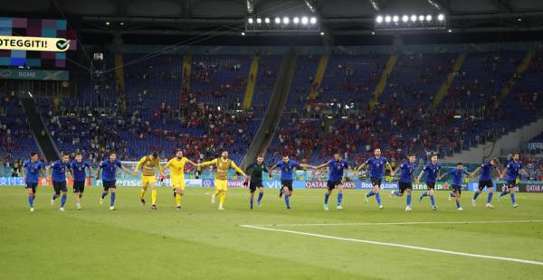 Timnas Italia merayakan kemenangan 3-0 atas Swiss pada matchday kedua Grup A Euro 2020 di Olimpico, Kamis (17/7/2021) dini hari WIB. (Foto: Reuters)
