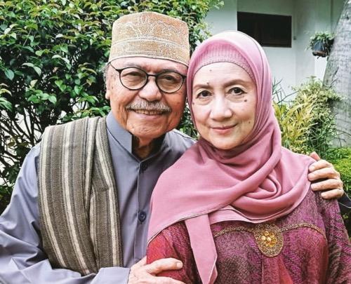 Titiek Sandora dan suami. Titiek Sandora dan suaminya merupakan pasangan duet.