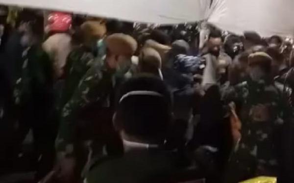 rusak posko suramadu Potongan video saat rombongan warga merusak posko penyekatan Jembatan Suramadu, Kamis (17/6/2021) malam. (istimewa).