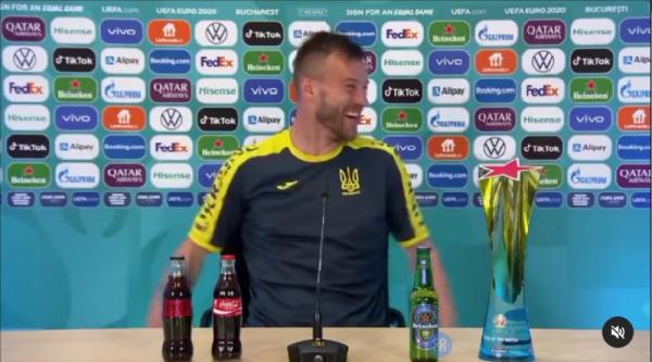 Yarmolenko Yarmolenko menyindir Cristiano Ronaldo dan Paul Pogba dengan menaruh dua botol itu di depannya. (foto ist)
