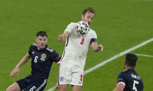 Inggris Vs Skotlandia Striker Inggris Harry Kane dijaga pemain Skotlandia pada matchday kedua Grup D Euro 2020, Sabtu (19/6/2021) dini hari WIB. (Foto: Reuters)