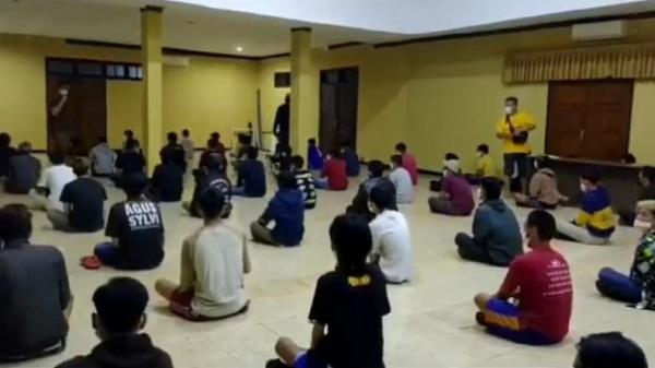 RAZIA PREMAN GARUT1 Puluhan remaja yang ditangkap dalam razia preman, dikumpulkan di aula Mapolresta Garut untuk didata dan dilakukan pemeriksaan. (Foto: iNews/Ii Solihin)