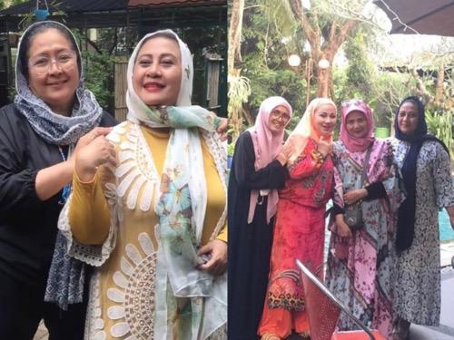 Yessy Gusman7 Yessy Gusman masih reunian dengan teman lama.