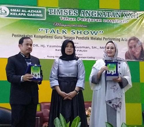 Yessy Gusman2 Tertarik dan aktif di bidang pendidikan.