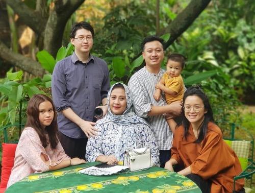 Yessy Gusman5 Yessy bersama anak dan cucunya.