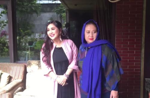 Yessy Gusman 1 Yessy Gusman dan Paramitha Rusady tengah membuat konten YouTube.