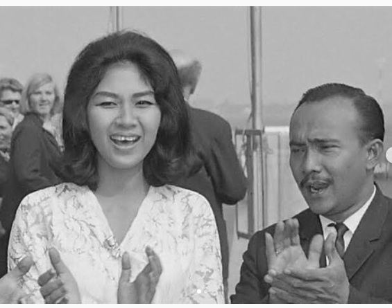 Titiek Puspa dari masa ke masa selalu terlihat ceria, cantik, dan memiliki gaya khas. (Foto: Instagram)