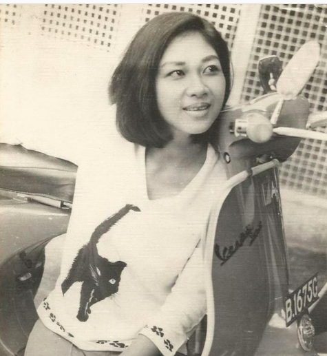 Titiek Puspa dari masa ke masa selalu terlihat ceria, cantik, dan memiliki gaya khas. (Foto: Instagram)