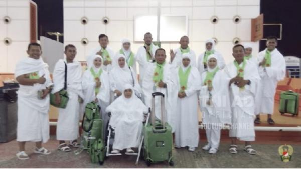 Brigjen TNI Susilo Brigjen TNI Susilo bersama ibu dan rekannya berangkat haji beberapa waktu lalu. (Foto: Dispenad).