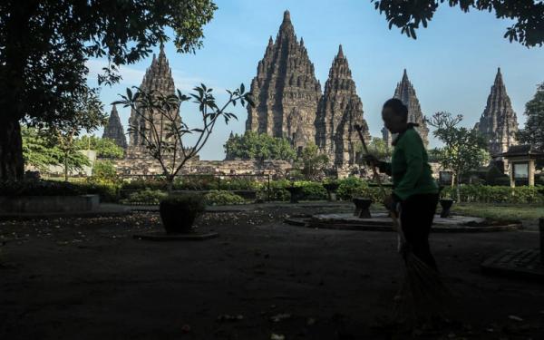 prambanan-2 Pekerja menyapu kawasan wisata Candi Prambanan Minggu (20/6/2021). (Foto : Antara)