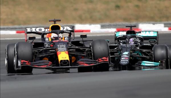 Verstappen Pembalap Red Bull Racing, Max Verstappen memenangkan F1 GP Prancis 2021. Dia tampil sensasional, setelah mengejar Lewis Hamilton. (foto: Reuters)