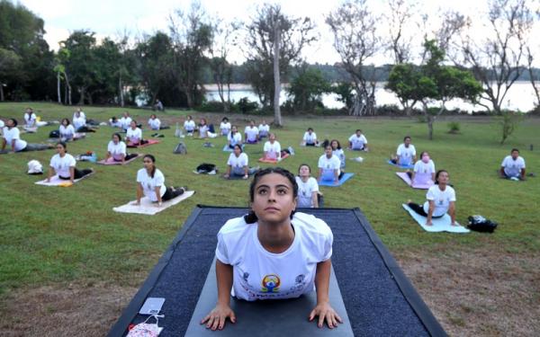 Yoga-1 Peserta melakukan gerakan yoga bersama saat perayaan Hari Yoga Internasional 2021 di Pulau Nusa Dharma, Nusa Dua, Badung, Bali, Minggu (20/6/2021).